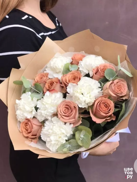 Розы капучино с белыми диантусами и эвкалиптом